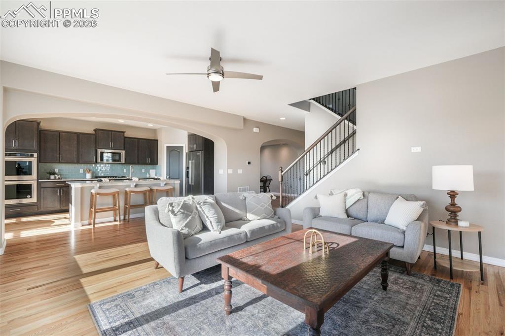 Image 21 of 50: Living Room