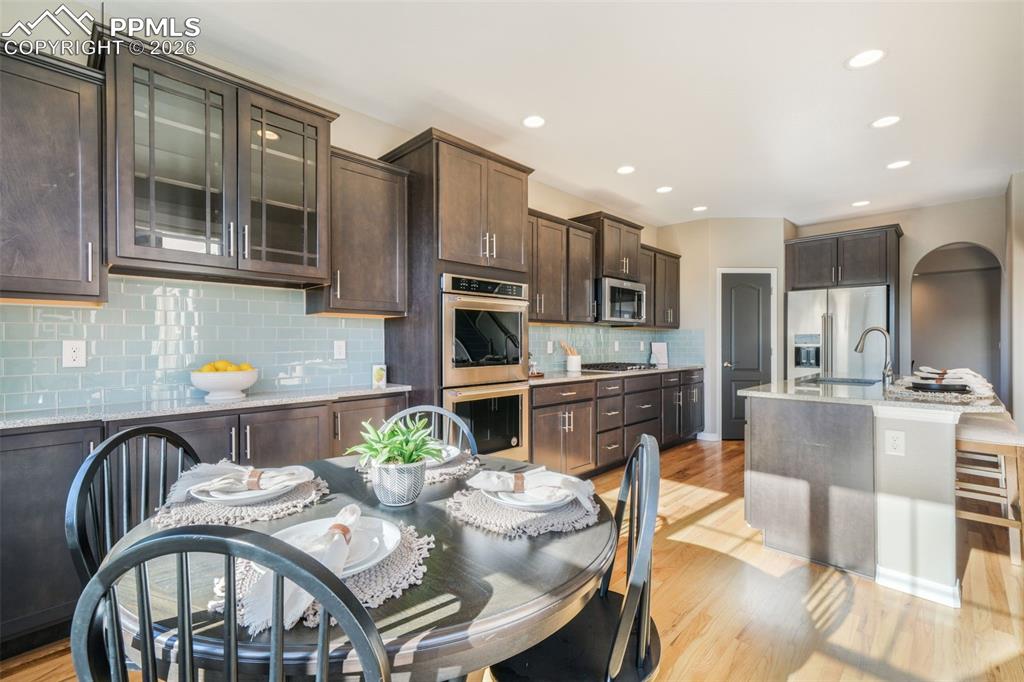 Image 25 of 50: Kitchen