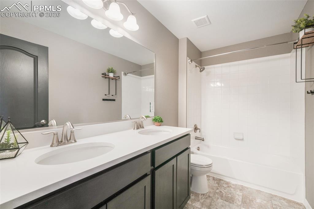 Image 29 of 50: Bathroom