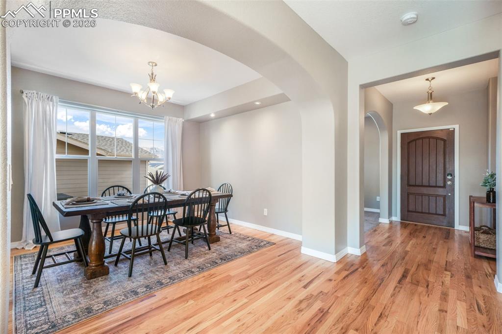 Image 5 of 50: Dining Area