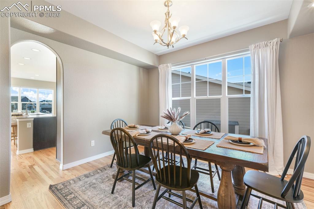 Image 7 of 50: Dining Area