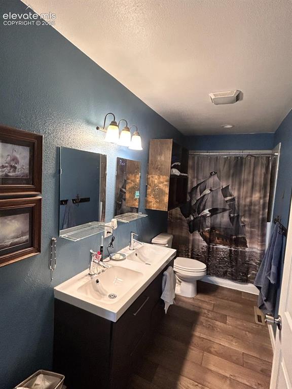 Image 12 of 24: Bathroom