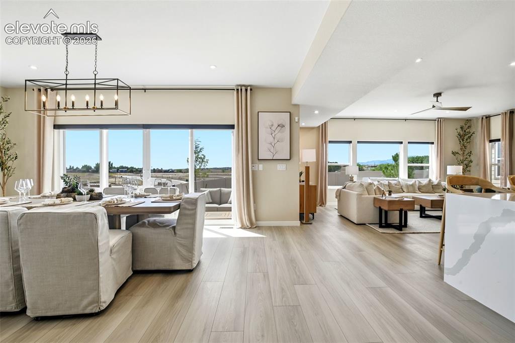Image 11 of 50: Dining Area