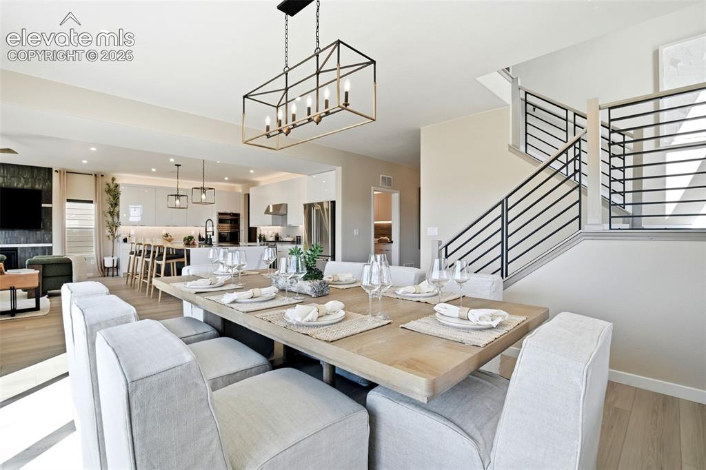 Image 15 of 50: Dining Area