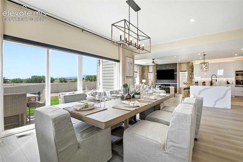 Image 16 of 50: Dining Area