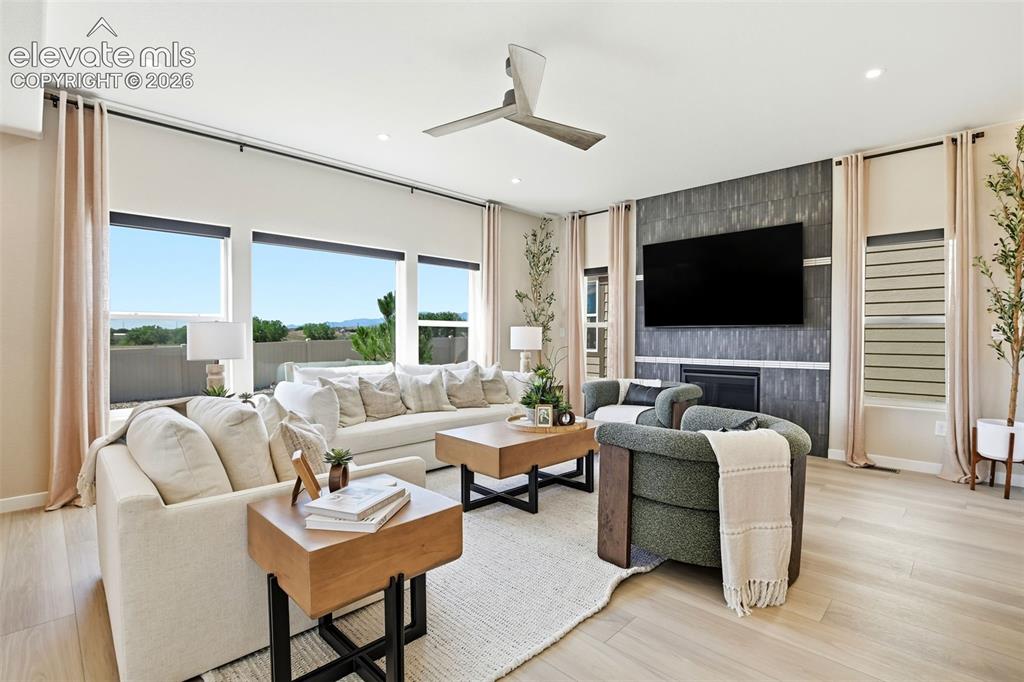Image 18 of 50: Living Room