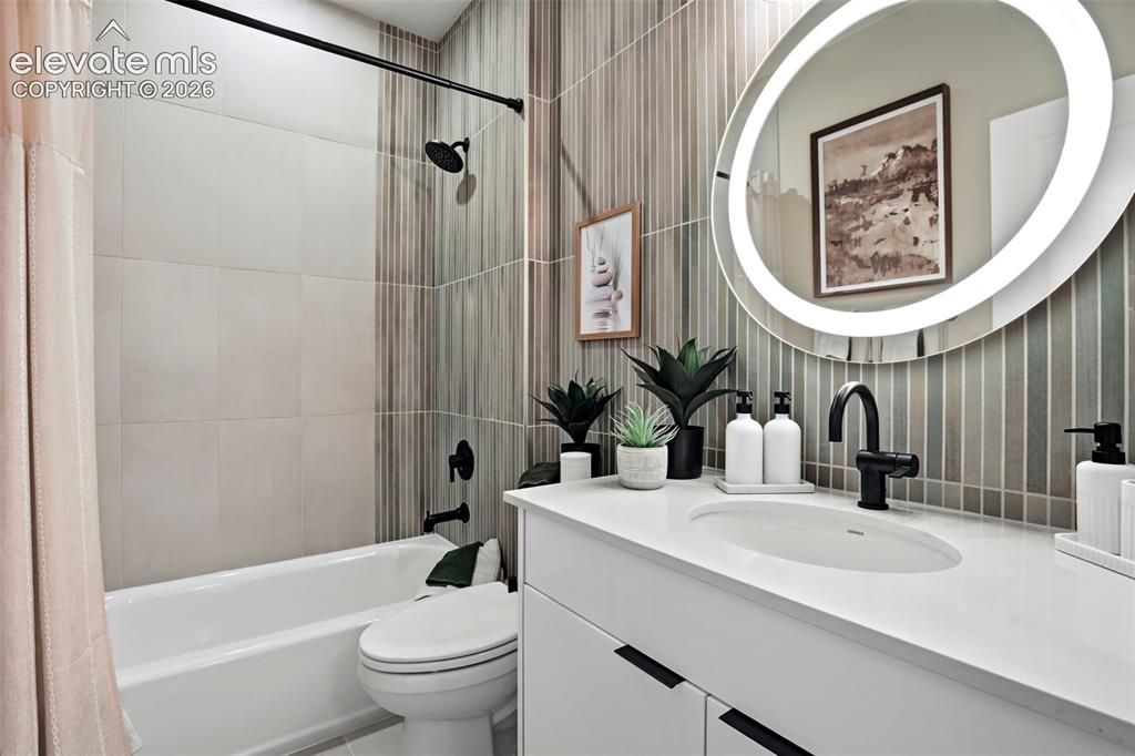 Image 8 of 50: Bathroom