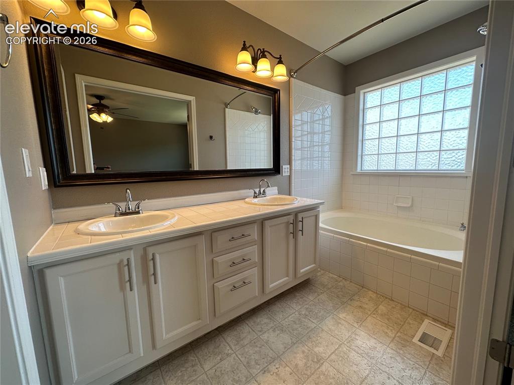 Image 16 of 24: Bathroom