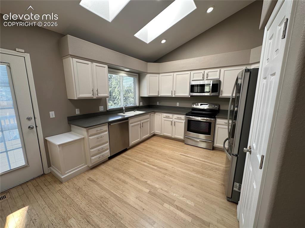 Image 7 of 24: Kitchen