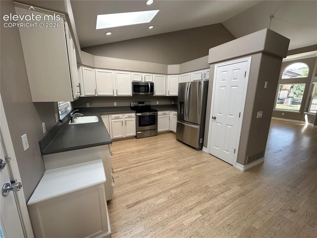 Image 9 of 24: Kitchen