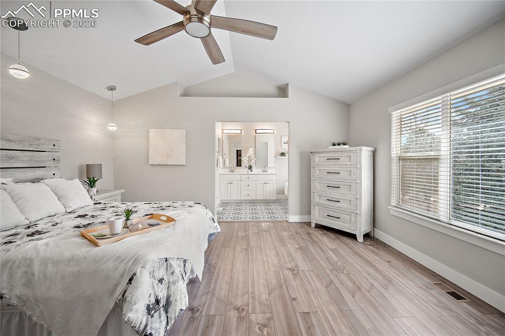 Image 23 of 46: Ensuite 5 piece bath. 