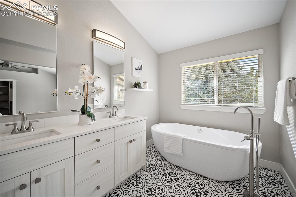 Image 25 of 46: Double vanity and soaking tub. 