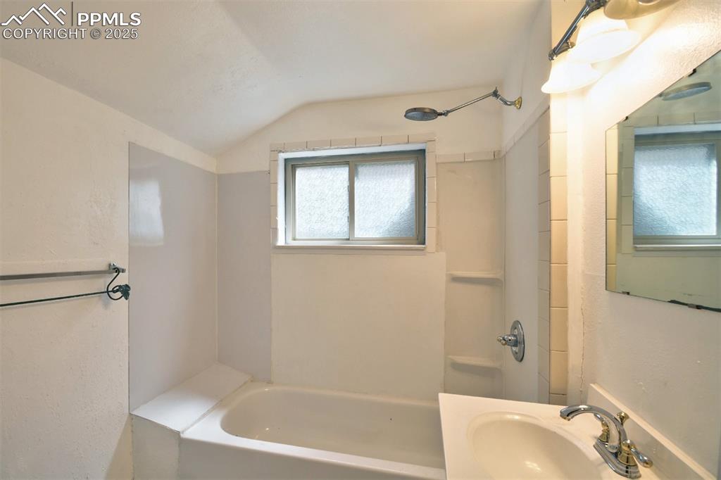 Image 14 of 21: Bathroom