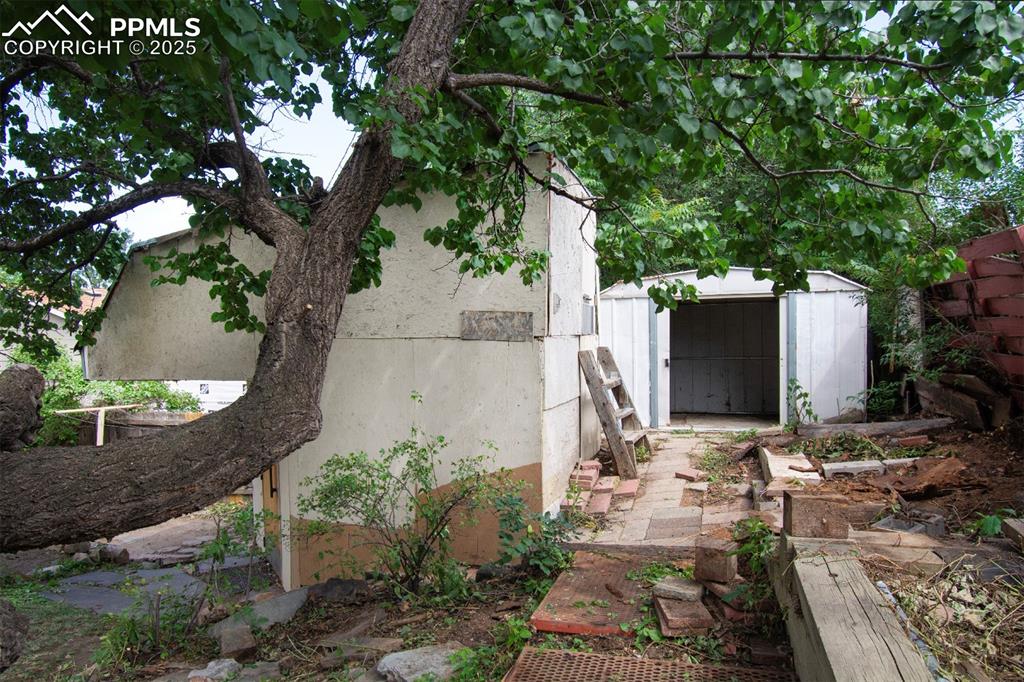 Image 18 of 21: Yard