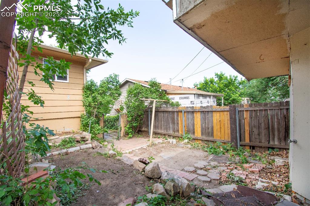 Image 20 of 21: Yard