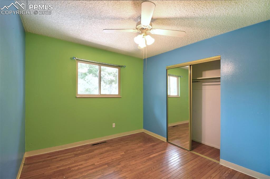 Image 7 of 21: Bedroom