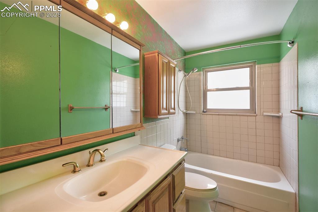 Image 8 of 21: Bathroom