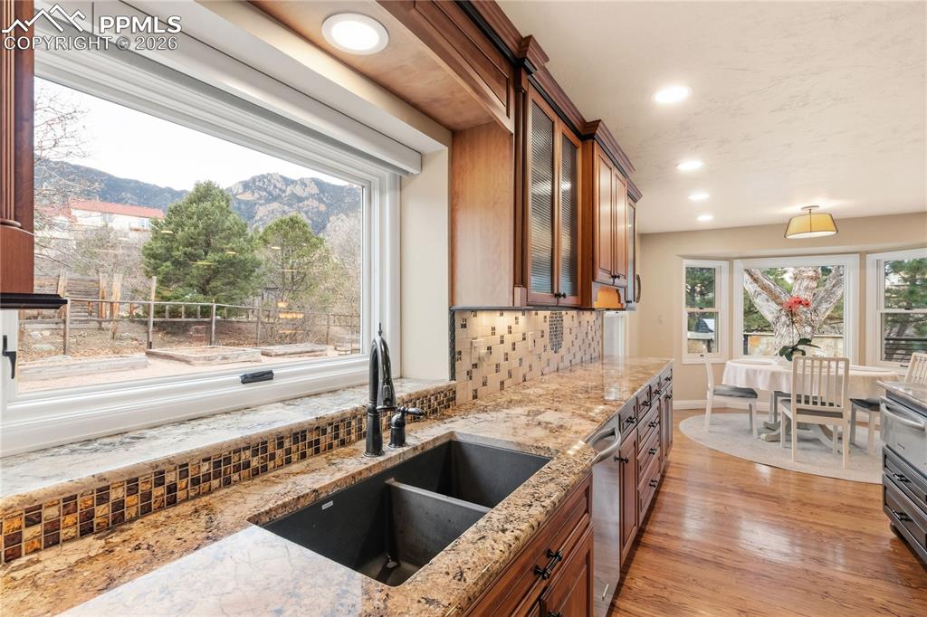 Image 11 of 49: Kitchen