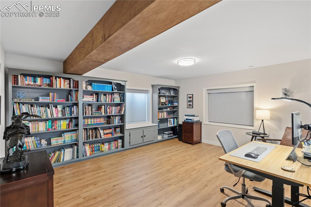 Image 27 of 49: Office