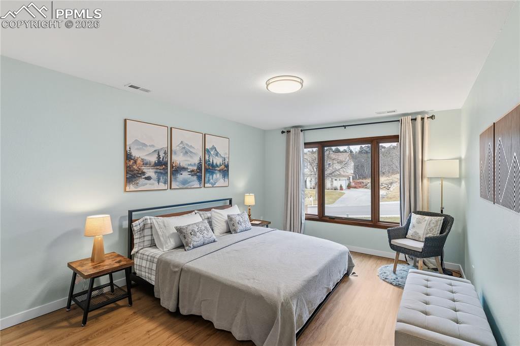 Image 31 of 49: Bedroom