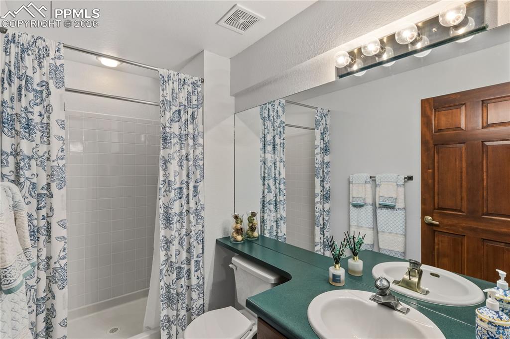 Image 33 of 49: Bathroom