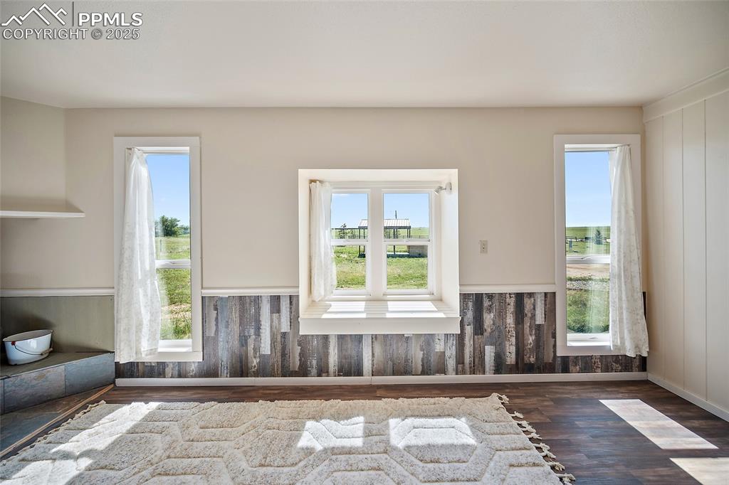 Image 17 of 49: Living Room