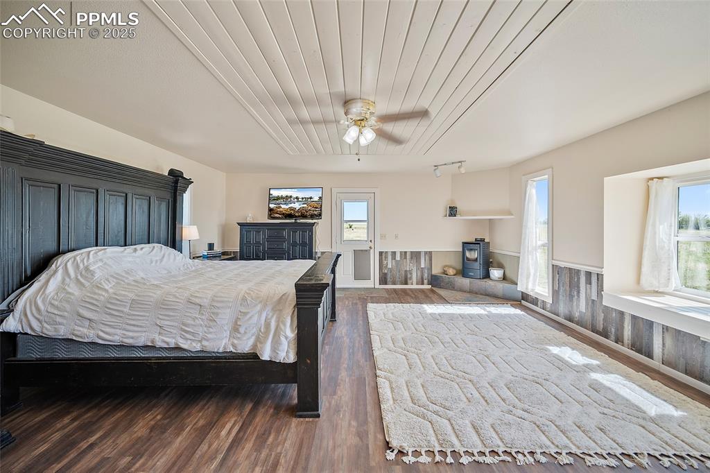 Image 18 of 49: Bedroom