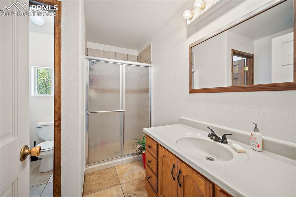 Image 23 of 49: Bathroom