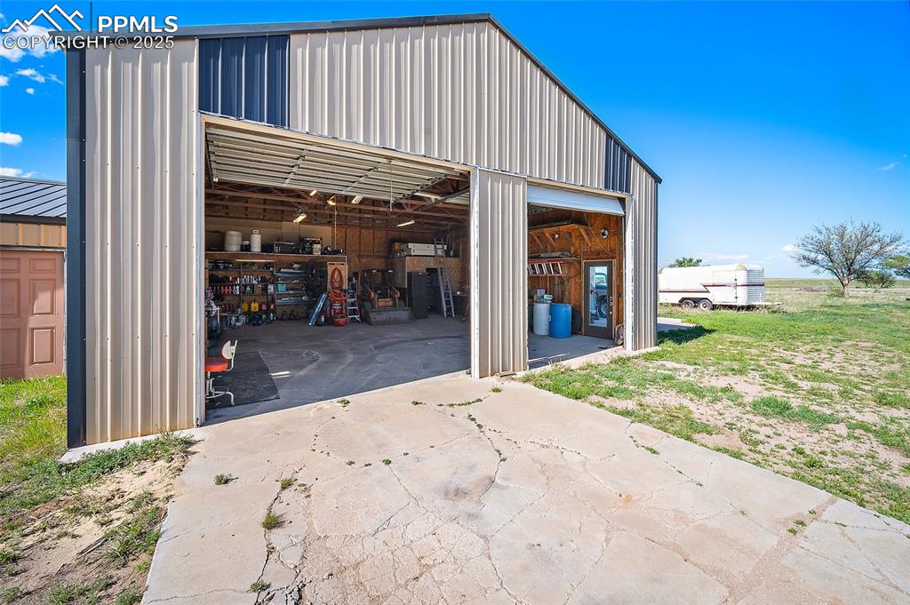Image 46 of 49: Garage