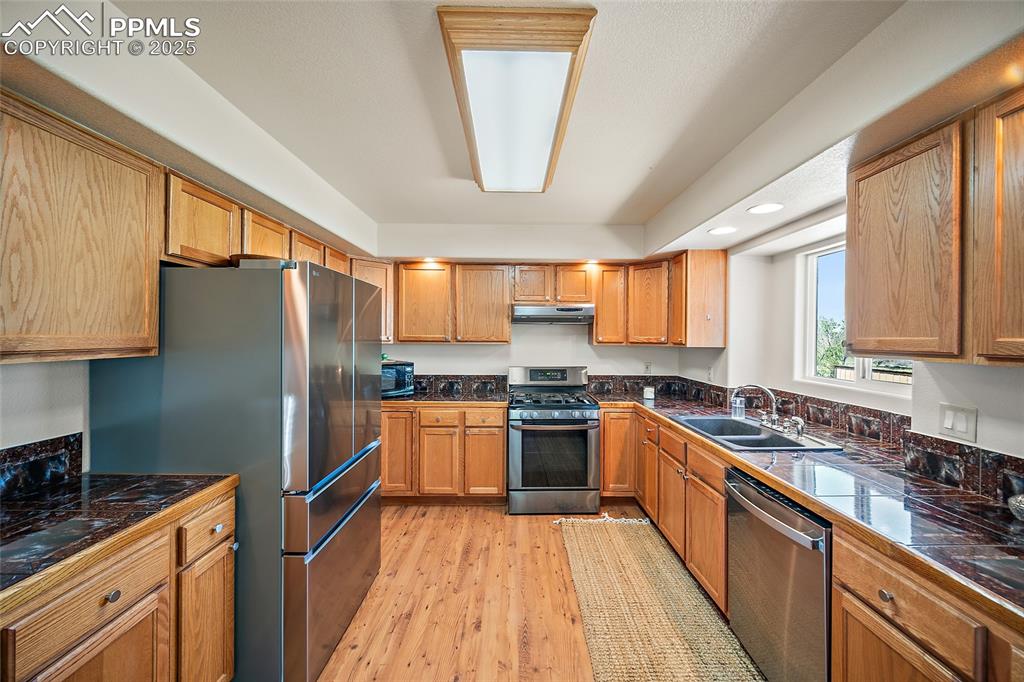 Image 7 of 49: Kitchen