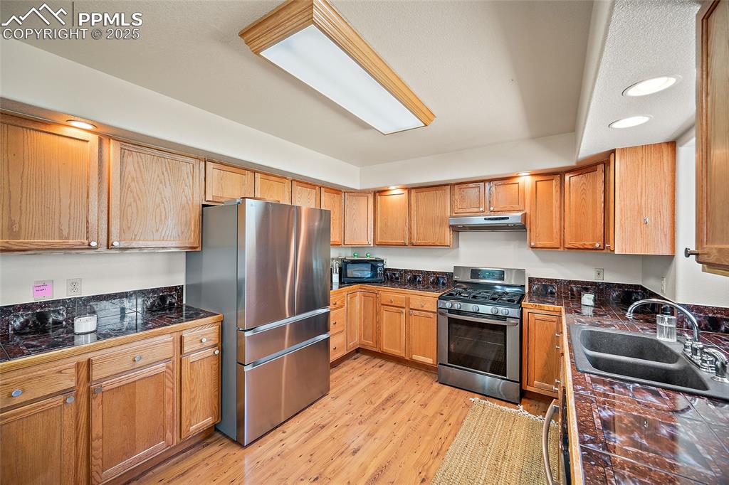 Image 9 of 49: Kitchen