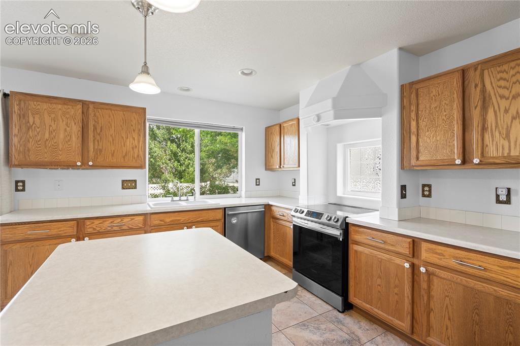 Image 10 of 32: Kitchen