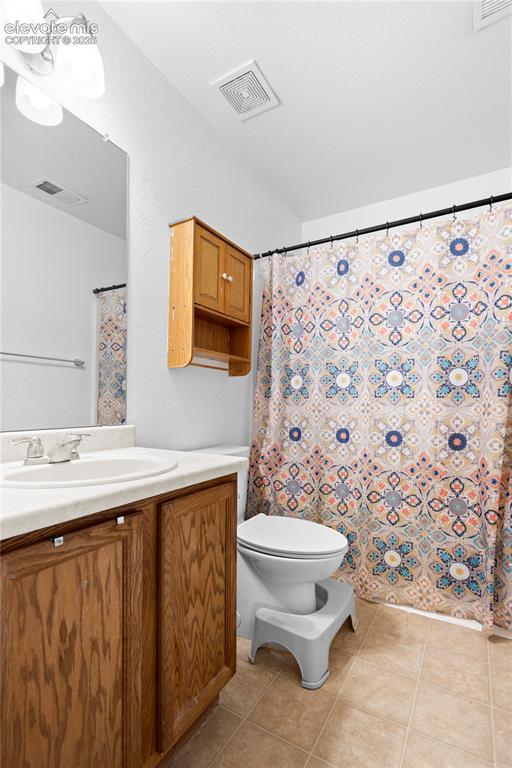 Image 15 of 32: Bathroom