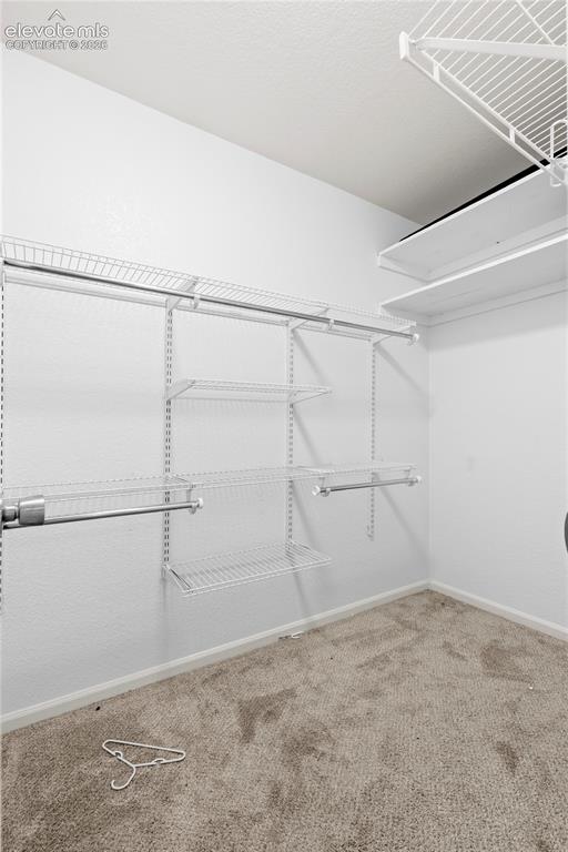 Image 18 of 32: Closet