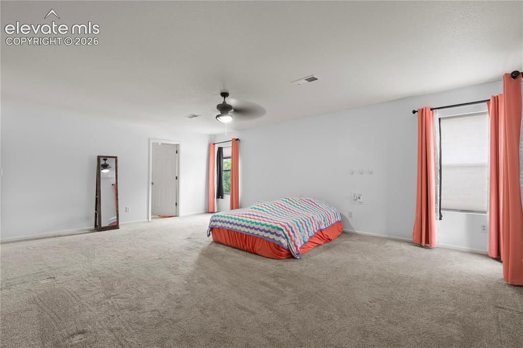 Image 19 of 32: Bedroom