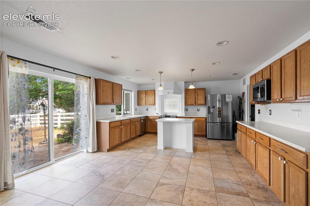Image 8 of 32: Kitchen