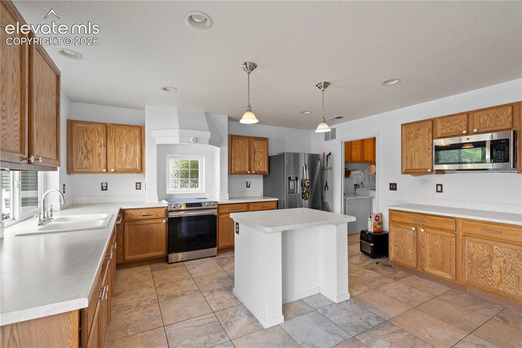 Image 9 of 32: Kitchen