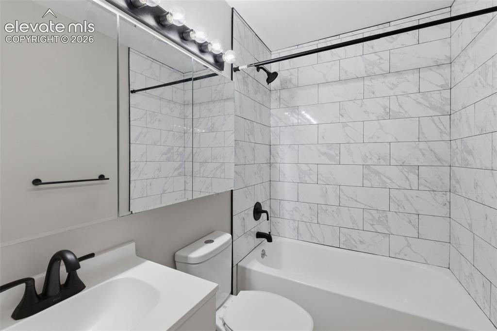 Image 12 of 24: Bathroom
