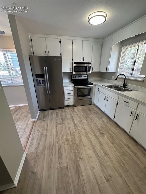 Image 18 of 24: Kitchen