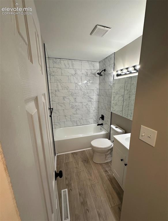 Image 23 of 24: Bathroom