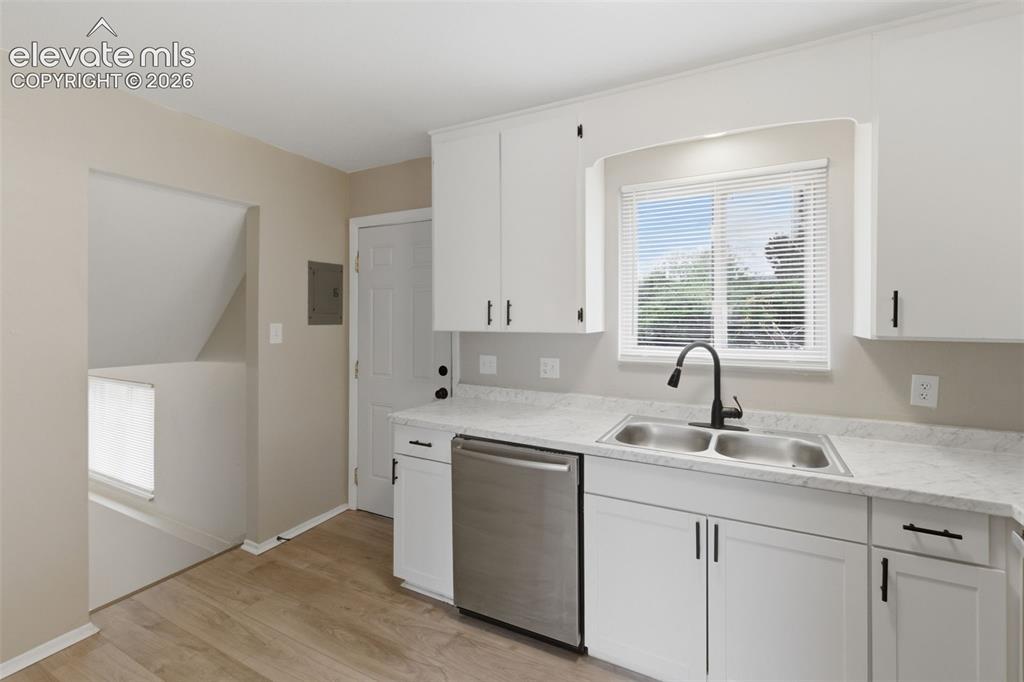 Image 7 of 24: Kitchen