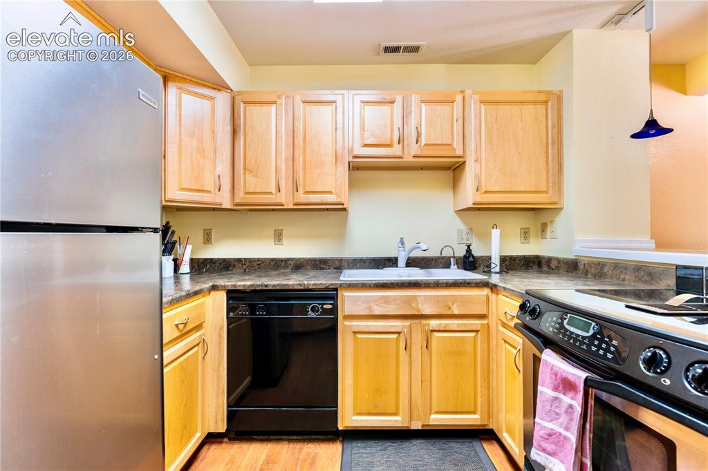 Image 10 of 37: Kitchen