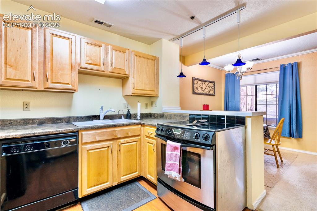 Image 11 of 37: Kitchen