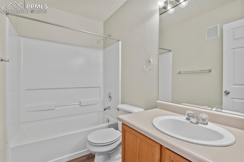 Image 26 of 34: Bathroom