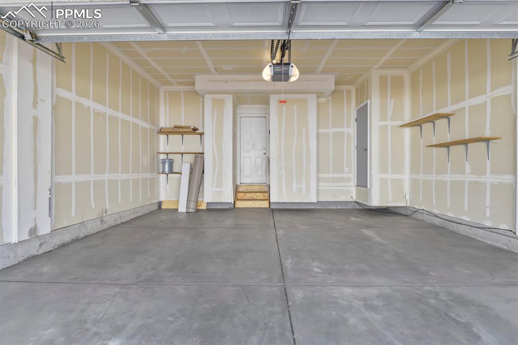 Image 28 of 34: Garage