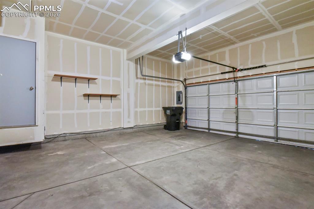 Image 29 of 34: Garage