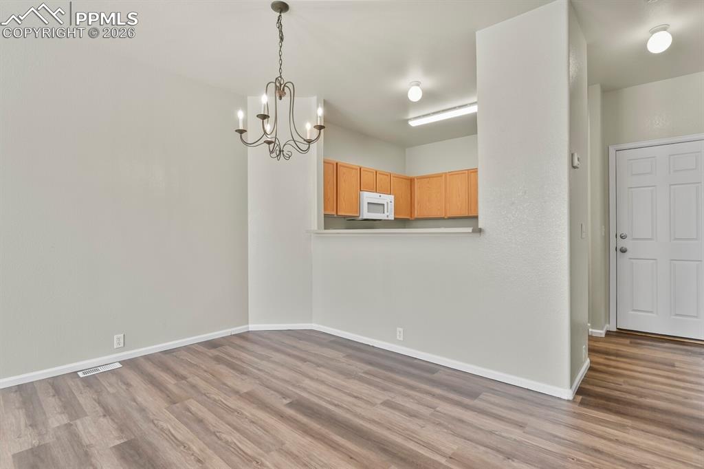 Image 7 of 34: Dining Area