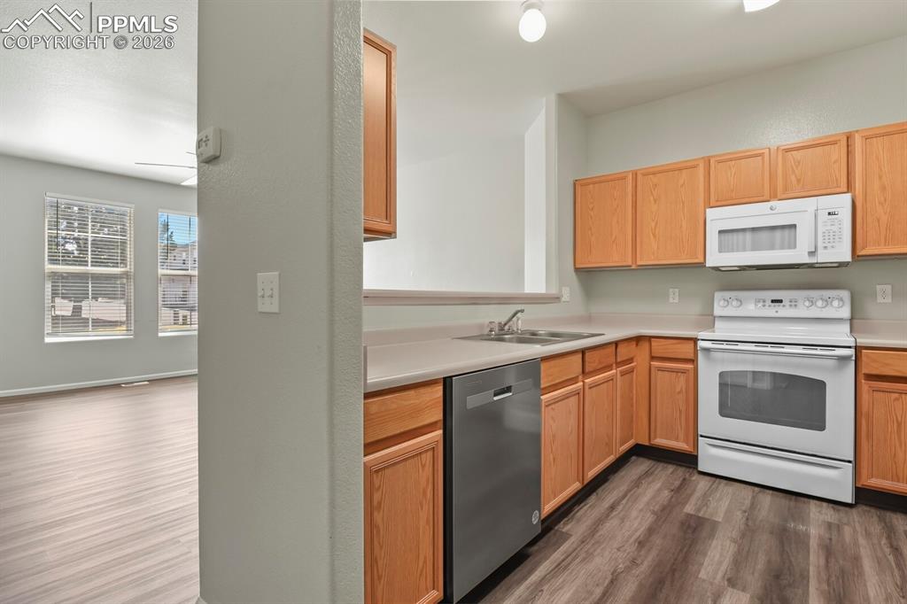 Image 8 of 34: Kitchen