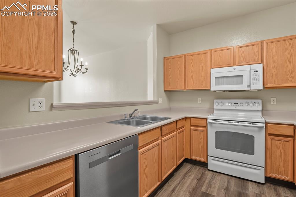 Image 9 of 34: Kitchen