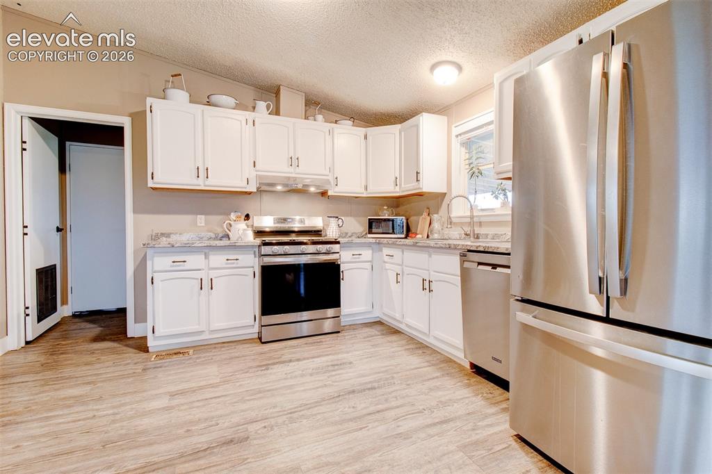 Image 5 of 42: Kitchen